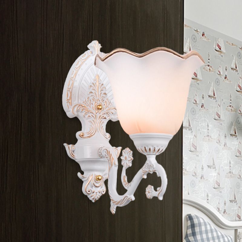 Blossom White Glass Wall Light RETRO 1/2-Bulb Lampada da parete per parete da letto con braccio di curvatura in metallo