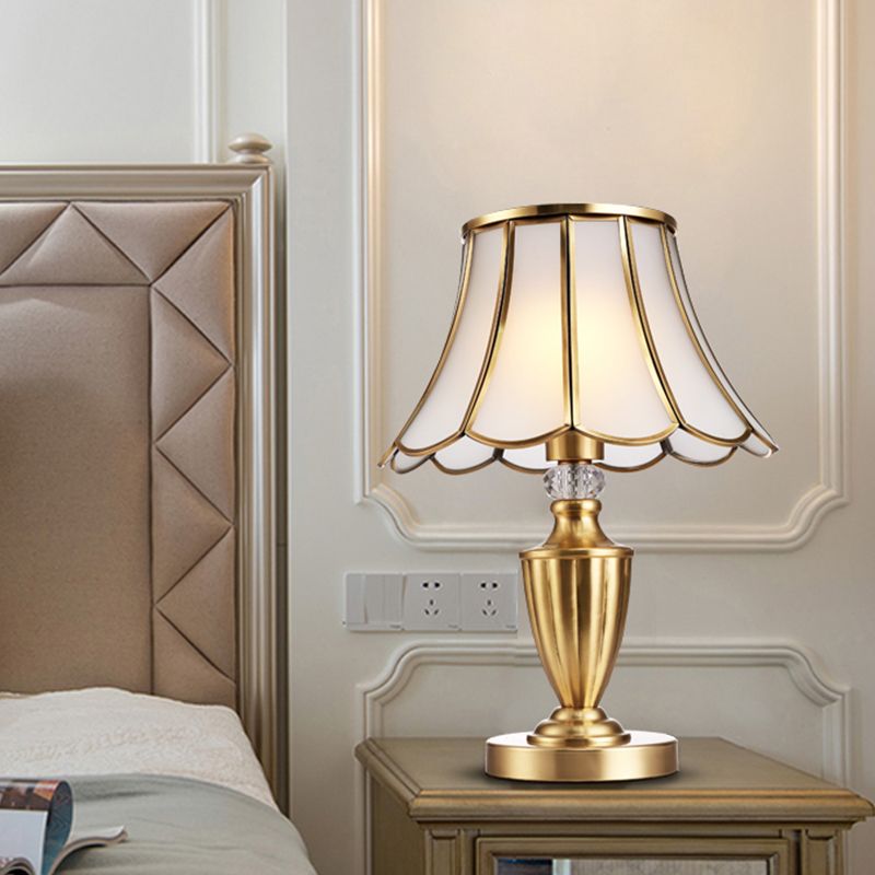 Lampe à table en or colonial feston / évasé 1 éclairage de nuit de colonialisme léger avec base en métal pour chambre à coucher