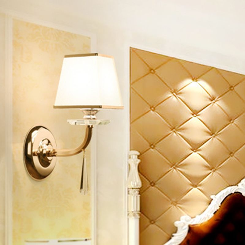 Luz de la pared de la pared trapezoide tradicional 1 cabeza de tela blanca de tela blanca accesorio de iluminación de pared con cristal colgante