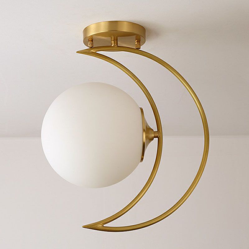 Gold Finish Crescent Flush Light Nordic 1 Kopf weißer Ball Glass Halbflush Deckenleuchte