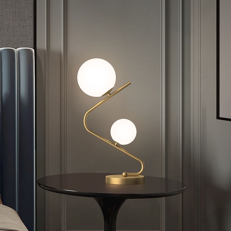 Gebogener Tisch Licht minimalistische Opalkugelglas 2-Bulb-Messing Nacht Stand Lampe für Schlafzimmer