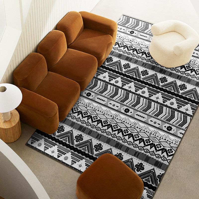 Black Modern Rug Polyester Graphic Rug Tear Resistant Rug for Living Room