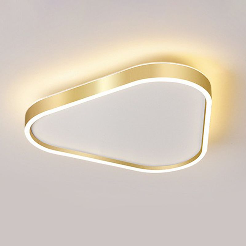 Acrylique LED triangulaire Flush Mount Light Simplicity Gold Flush Mount Ceiling Light