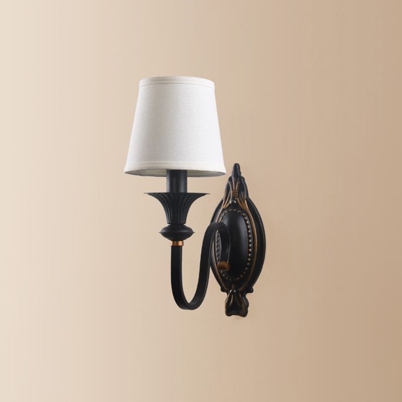 1 Funzione di illuminazione da parete con il cono leggero Countryside Black Fabric Sconce Light con braccio sinuoso