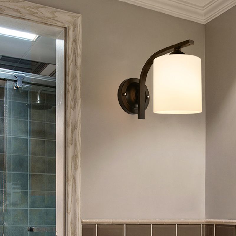 Cilíndrica de pared de vidrio blanco Cilíndrico Vintage 1 cabezal de pared de pasillo con brazo curvado en negro