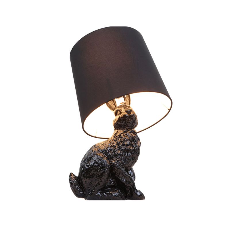 Luz de mesita de noche de barril rústico 1 lámpara de mesa nocturna de tela de bulbo en blanco/negro con base de conejo de resina para dormitorio