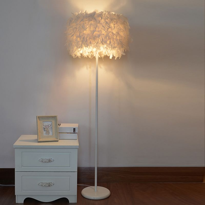 Lámpara de lámpara de cama de tambor Feather de 1 luces de pie modernista en blanco con/sin gotas de cristal