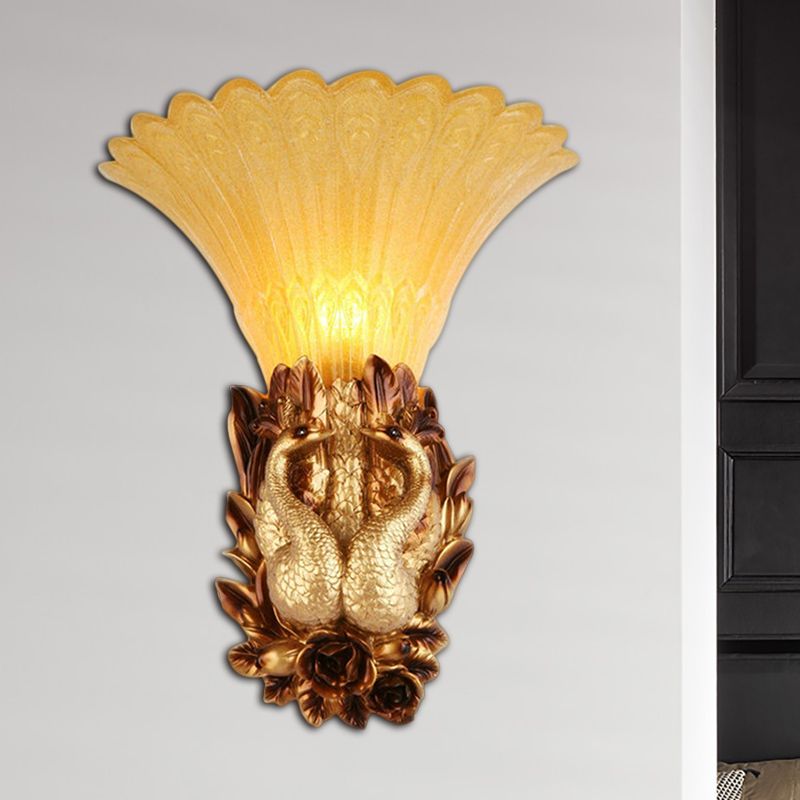 Lámpara de pared Phoenix de estilo tradicional 1 Cabeza de resina y luz de pared de vidrio ámbar en oro para Foyer