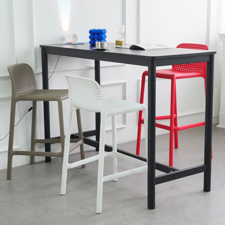 Taburetes de bar contemporáneos de plástico y metal, taburete de bar Bristol con respaldo bajo y reposapiés