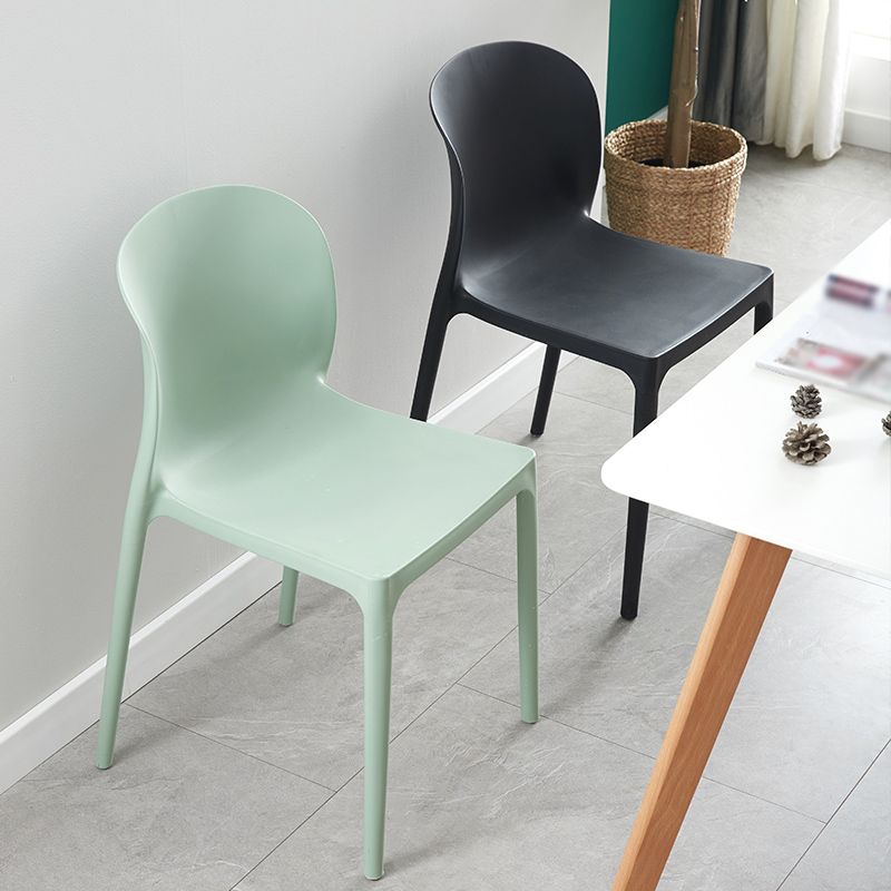 Chaise d'appoint de salle à manger empilable en plastique Chaises de salle à manger sans accoudoirs à dossier solide (Ensemble de 4)