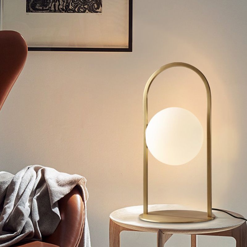 Post moderner ovaler Ringtisch Leuchte Metall 1 Glühbirnen Wohnzimmer Schreibtischlampe in Messing mit Ballmilchglasschatten