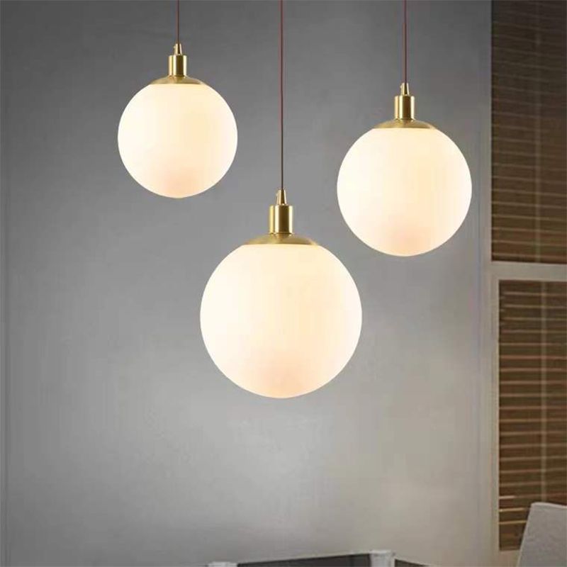 Luxury Luxury Single Pendant Light Copper Globe suspendu lampe avec une teinte en verre blanc