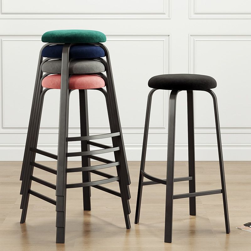 Stapelbare schwarze Thekenhocker, rückenfreie skandinavische Barhocker aus Metall (3er-Set)
