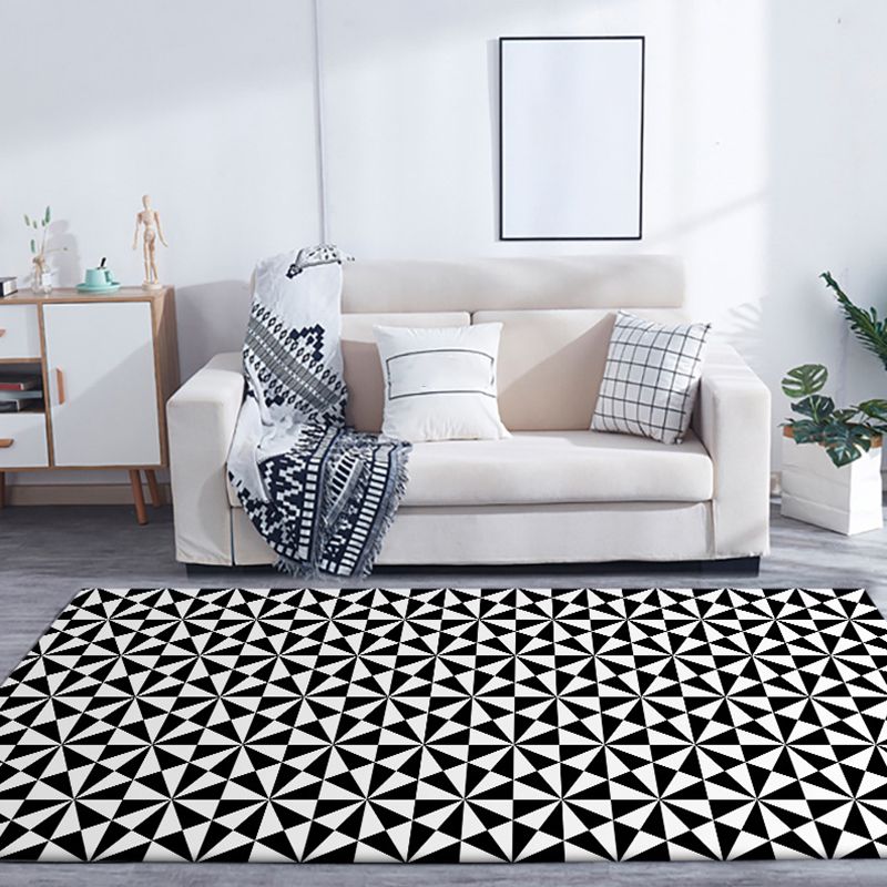 Black and White Bedroom Rug Modern Geometric Triangle Pattern Area Rug Polyester Non-Slip Backing Washable Carpet
