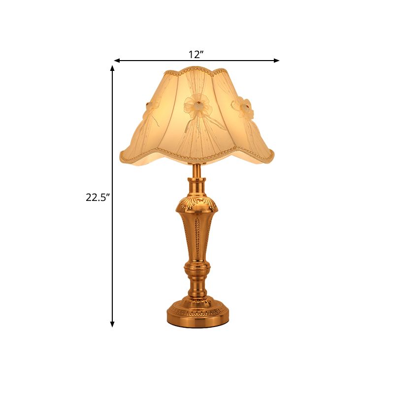 Bloemen/conisch bed bureau licht Traditionele stof enkele kop gouden nachttafelverlichting