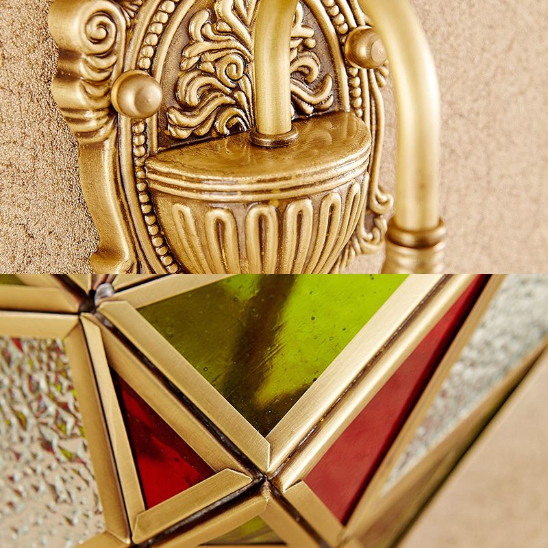 Verre texturée à applique effilée traditionnelle 1 luminaire mural mural en laiton avec bras incurvé