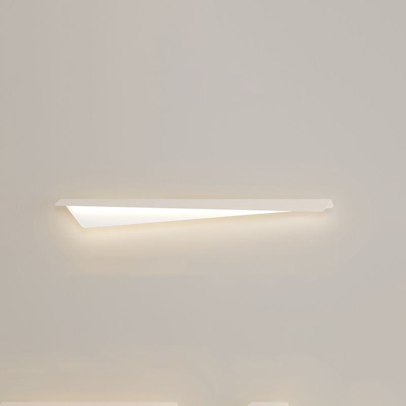 Linear Shape Metal Wall Light Modern Style Single Light Wall Sconce Light in White