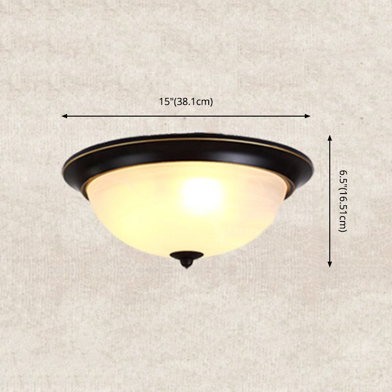 Kuppel-Unterputzleuchten. Traditionelle Deckenleuchten aus Glas für Schlafzimmer