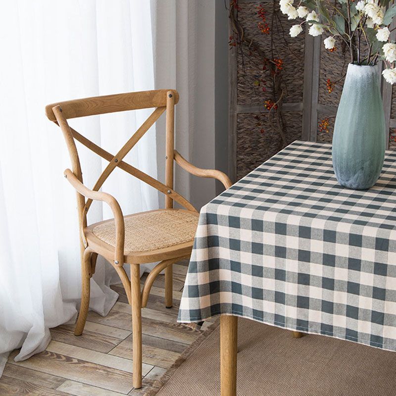 El comedor de madera del cortijo preside los sillones de comedor de mimbre para el uso del restaurante