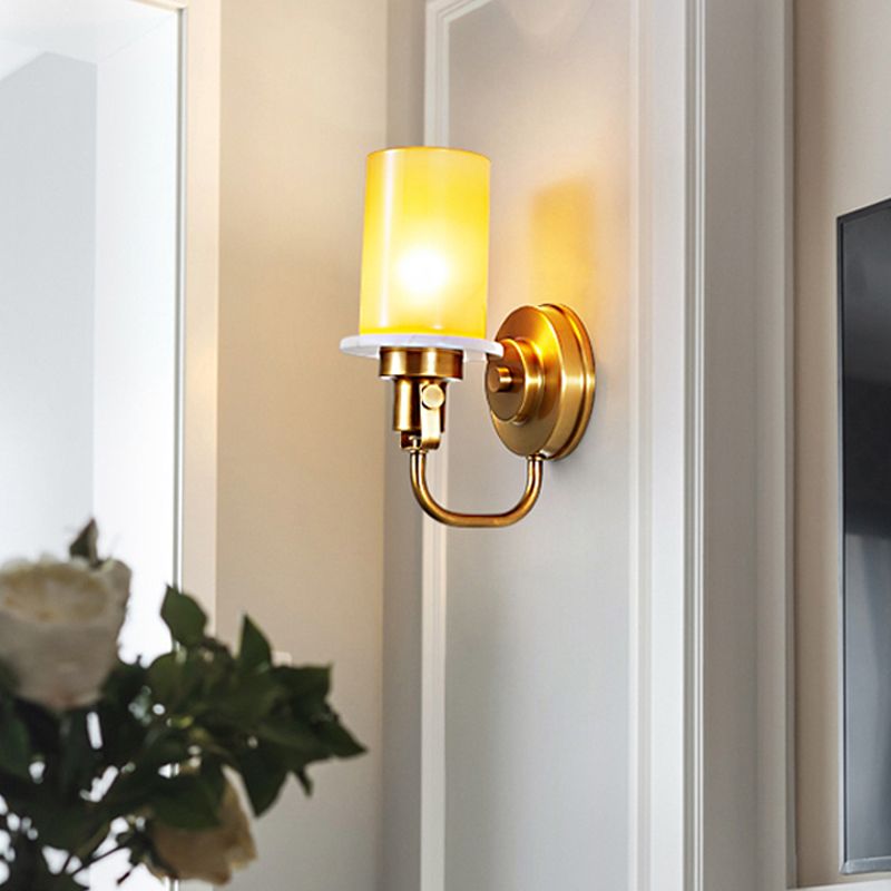 Éclairage mural de cylindre de style colonial 1 tête en verre jaune en verre applique en laiton