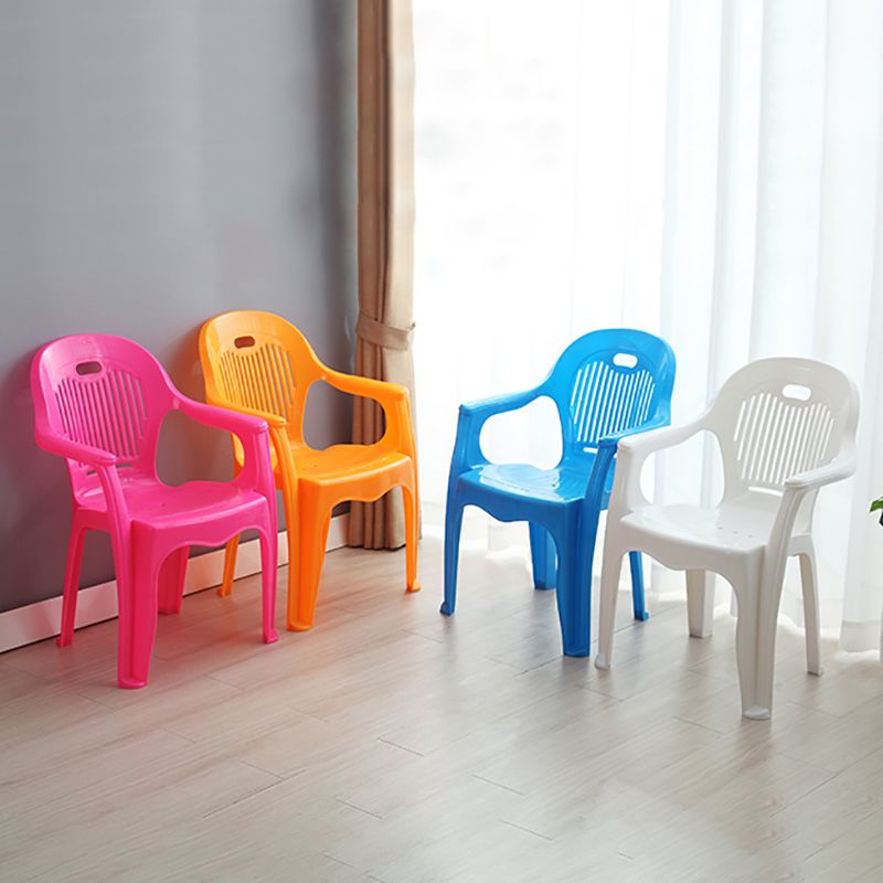 El plástico interior moderno que cena el brazo preside Windsor apilable que cena los sillones