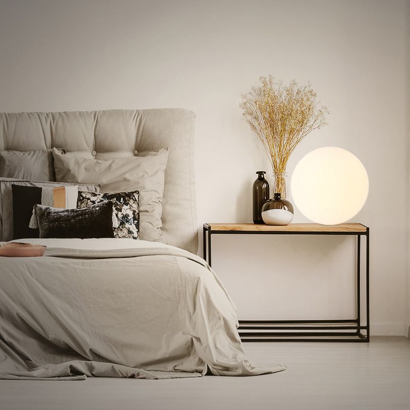 1-Kopf-Wohnzimmertischlampe nordisches Nachttischlicht mit kugelförmiger weißer Glasschatten
