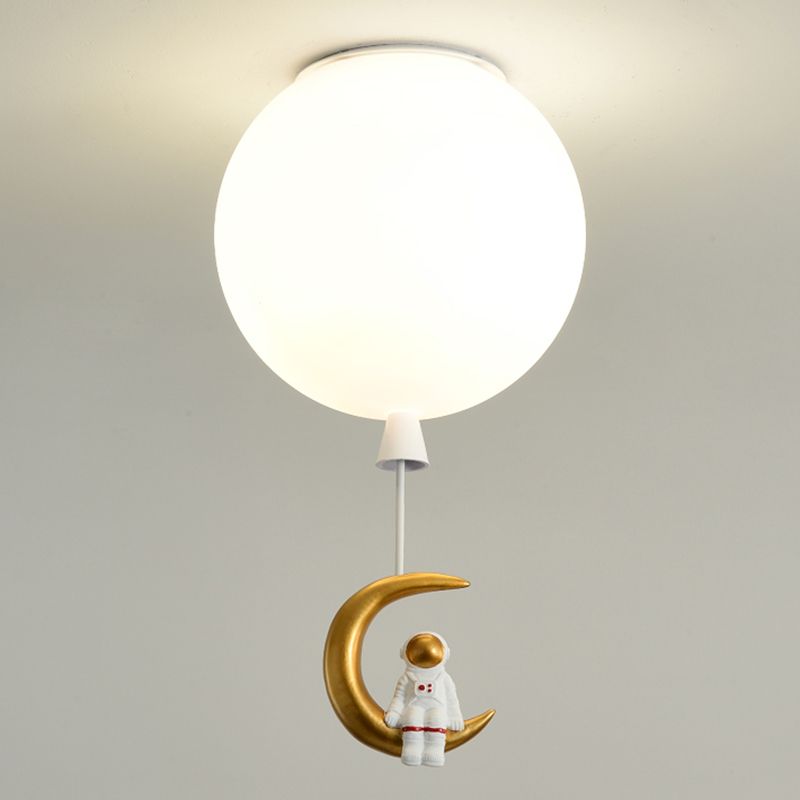 Ronde plafondlamp voor kinderkamer met hangende cartoon-astronaut, matte acryl lampenkap, inbouwlamp