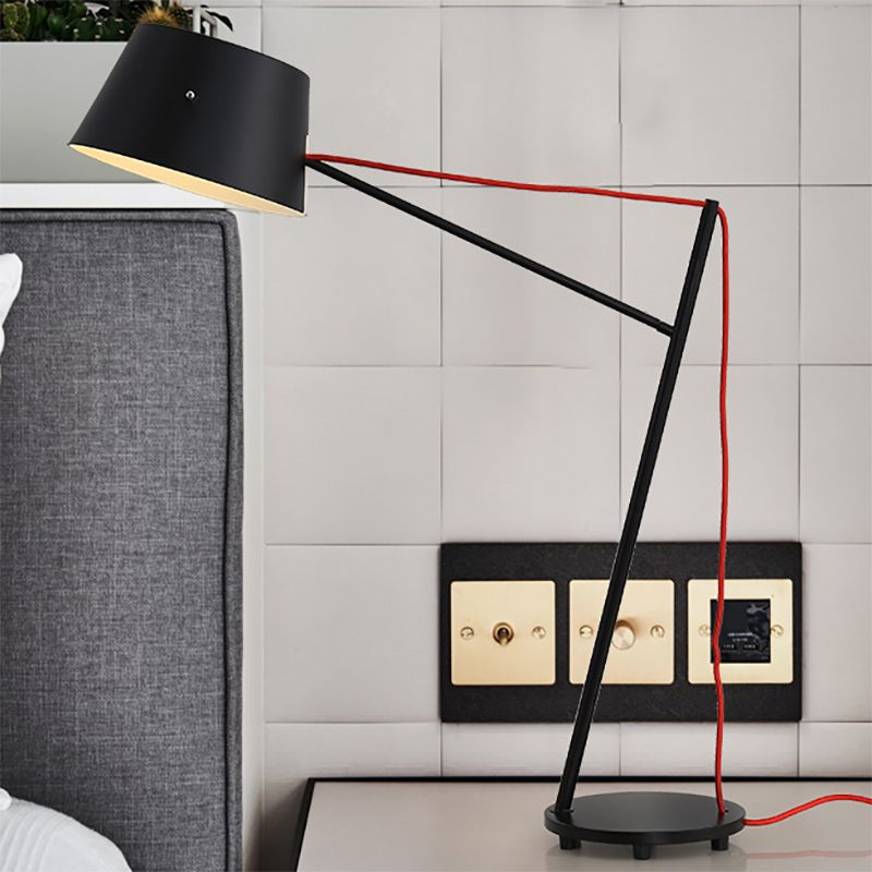 Lampada da scrivania in stile moderno a 1 luce con paralume metallico con finitura nera Lampada da lettura affusolata per soggiorno
