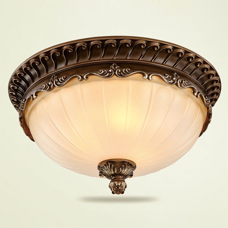 Traditionele klassieke komplafondlamp smeedijzeren binneninbouw met witte glazen kap