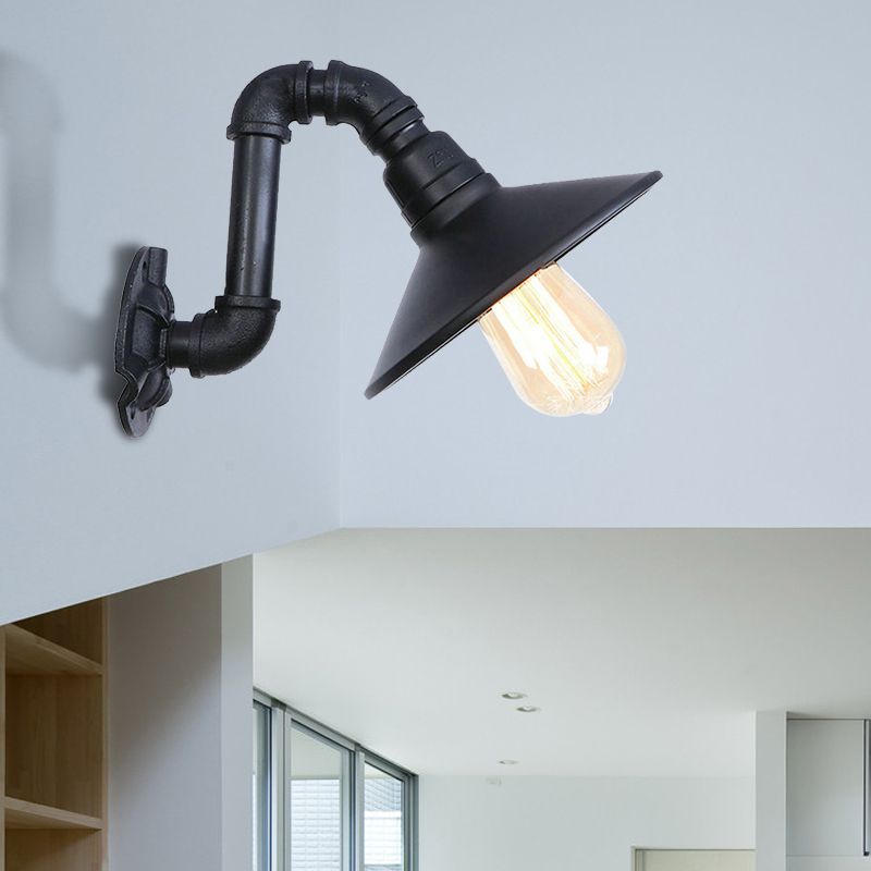 Bauernhauskegelschatten Wandlampe mit gekrümmtem Rohr 1 Kopf Metallic Wandleuchte in schwarzem Finish