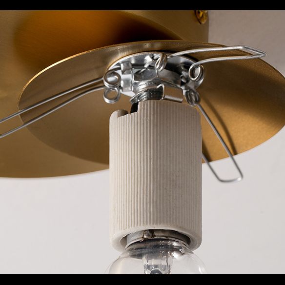 Moderne Goldmetall -Halbflush -Halterung hell weißer Globus Glasdecke Flush Mount für Schlafzimmer