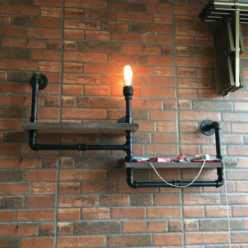 Industrielle Rohrleitungswand montierte Beleuchtung Metallic Wandleuchten in Schwarz mit Holzregal