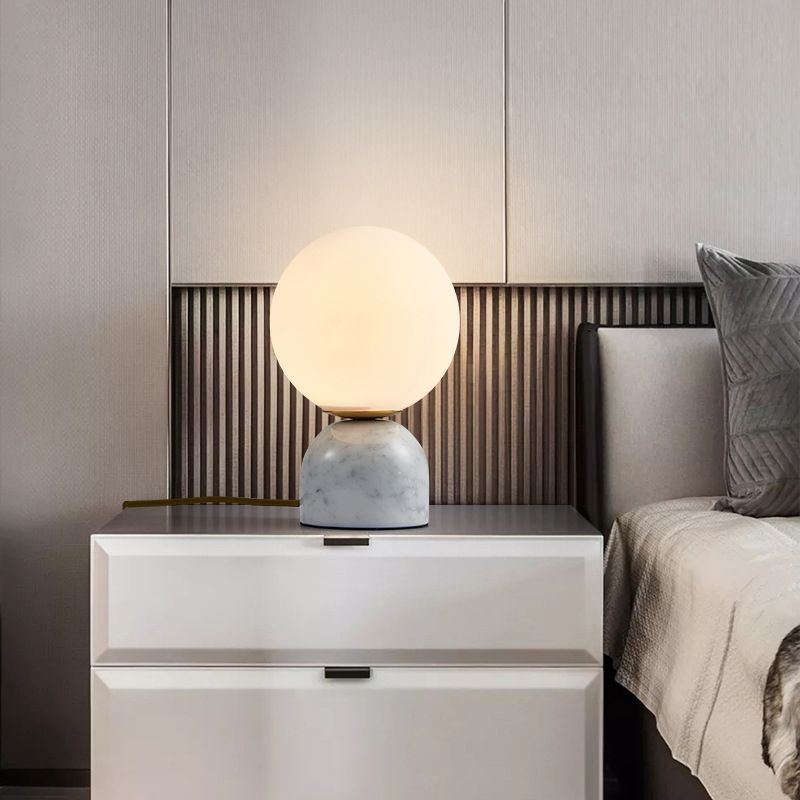 Lámpara de mesa de globo de vidrio en el estilo artístico moderno Luz de mesa de mármol para el dormitorio