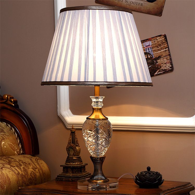 Lampada da notte tradizionale con paralume plissettato, lampada da tavolo in tessuto a 1 luce in bianco per camera da letto