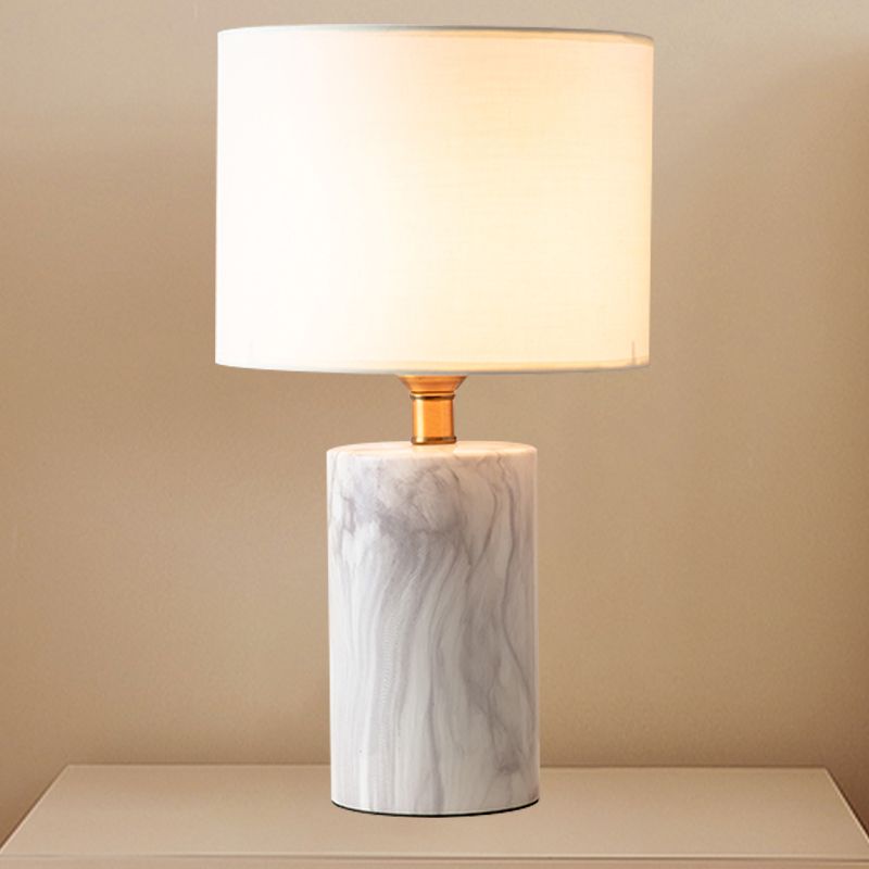 1 Kopf schattierte Aufgabenbeleuchtung Modernismus Stoff kleine Schreibtischlampe in Weiß mit Marmorbasis