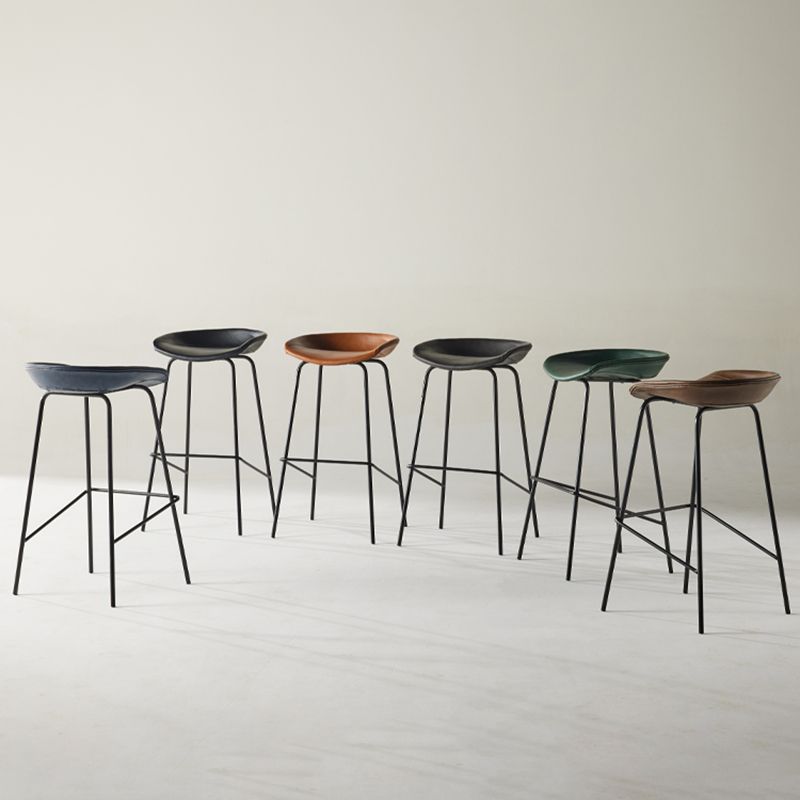 Scandinavian Metal Black Counter Stools Bucket Seat Bar Stools with Footrest