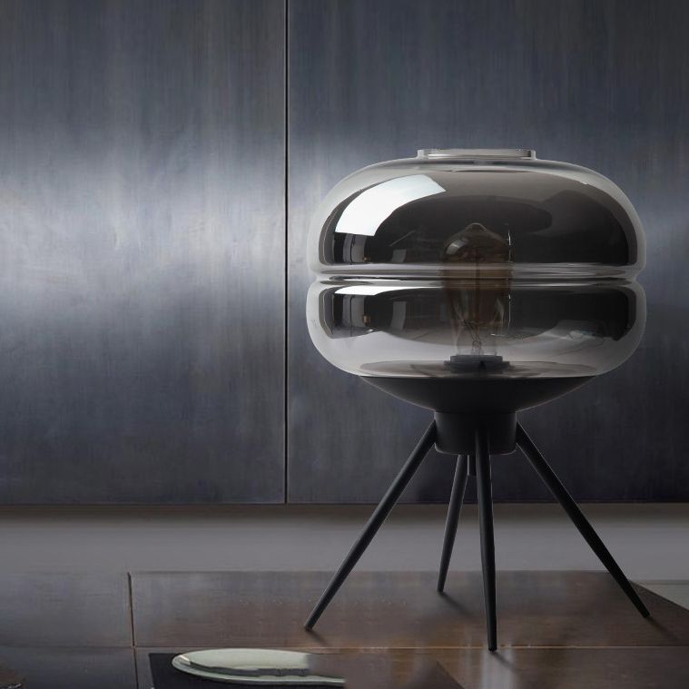 Postmoderne UFO-förmige Glas Tischlampe Single-Bulb-Nachttischlicht mit Quadpod