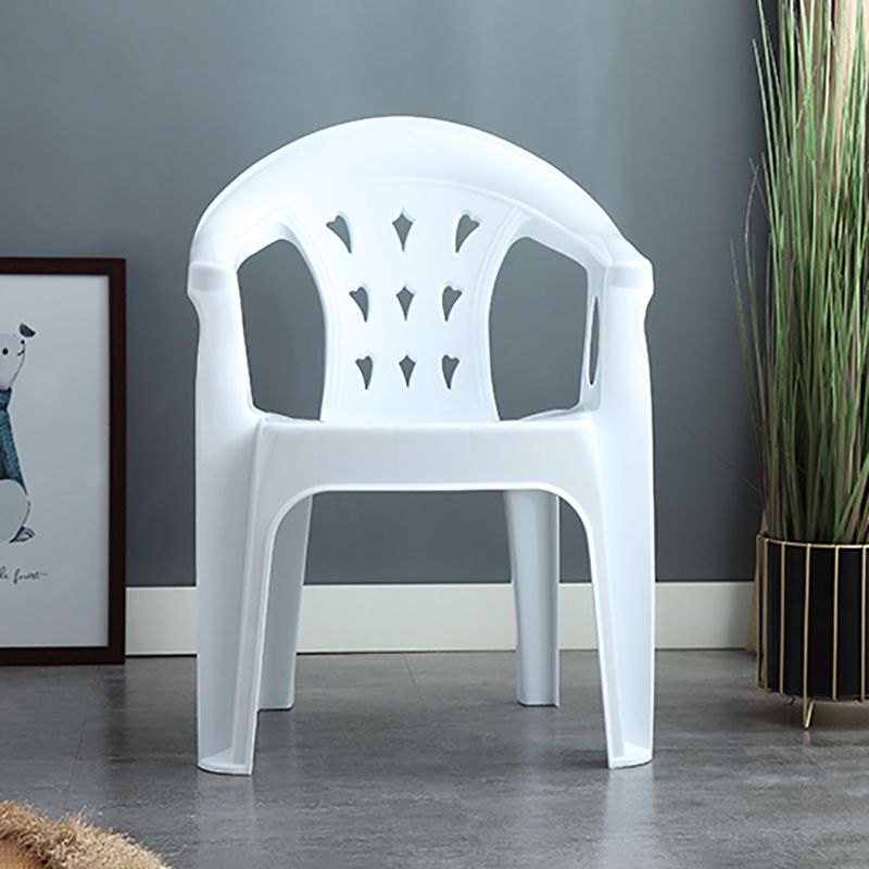 El apilamiento contemporáneo que cena el brazo preside el plástico que cena la silla lateral para el uso en el hogar