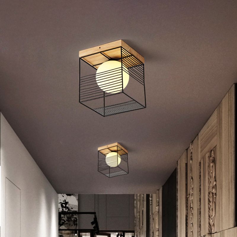 Lámpara de techo pequeña de jaula cúbica en blanco y negro, lámpara empotrada de hierro nórdica de 1 cabezal con pantalla de cristal de bola interior y dosel de madera