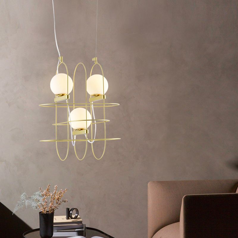 Luz de techo colgante de marco ovalado de oro Modernos 3 cabezas Lámpara de araña de metal con sombra de vidrio de ópalo de orbe