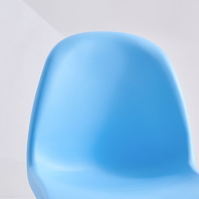 Sedie da pranzo senza bracciolo in plastica in plastica in stile scandinavo.