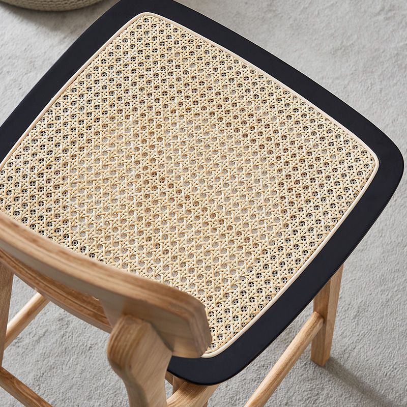 Taburete de bar cuadrado moderno de ratán, reposapiés interior, mostrador trasero bajo con patas de madera
