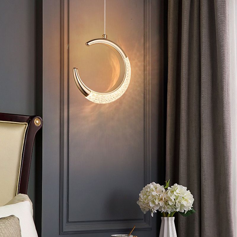Geometry Shape Metal Hanging Ceiling Light Modern Style 1 Light Pendant Light in Gold