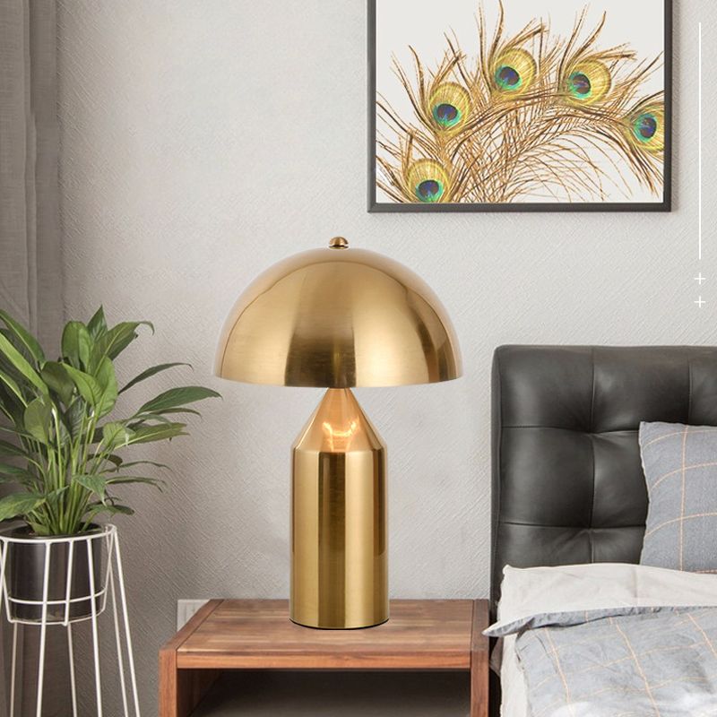 Nuits et lampe pour la chambre à coucher de table en métal.