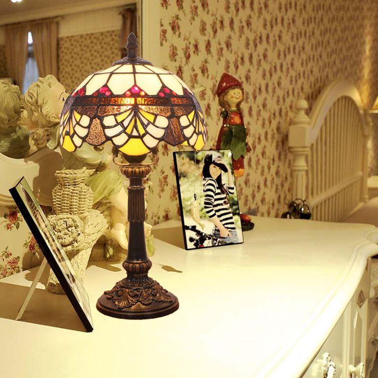 Table Dome Light 1-Bulb Verre en vitrail Tiffany Tix Tablette de chevet avec motif de coquille en marron