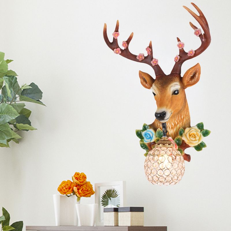 Acconciatura rurale per la testa di alce 1 illuminazione montata a parete in resina in bianco/legno con arredamento floreale e tonalità di cristallo globo, sinistra/destra