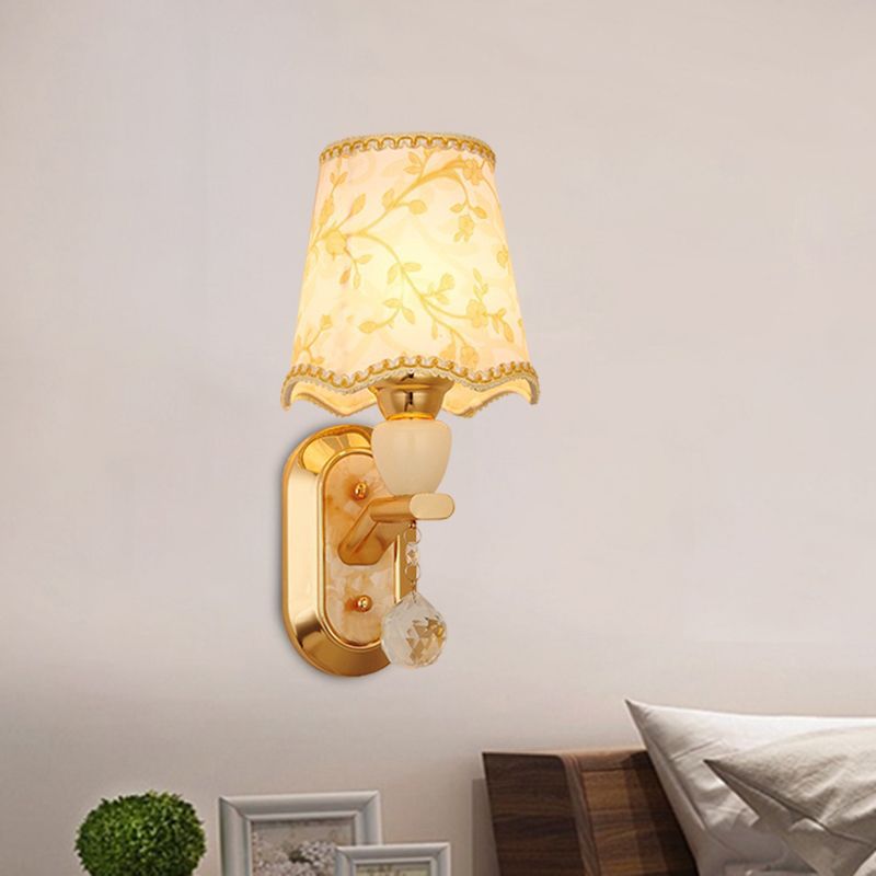 1 hoofd slaapkamer wandbevestiging lamp traditionele goud afwerking wandverlichting met geschulpte vat stof schaduw