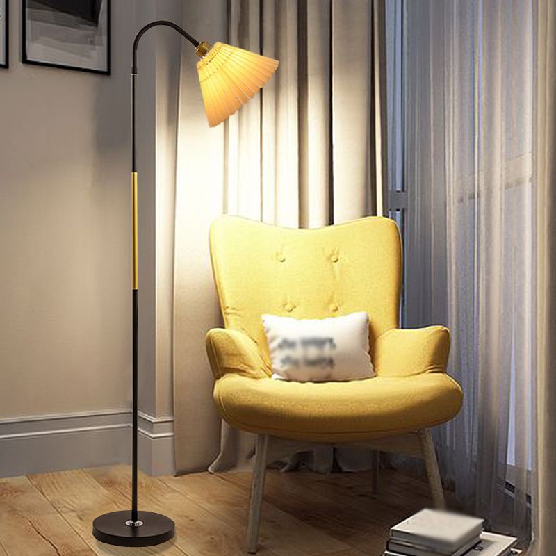 Moderne eenvoudige ijzeren vloerlamp kleurrijk lamp vloerlicht met stoffen schaduw voor slaapkamer
