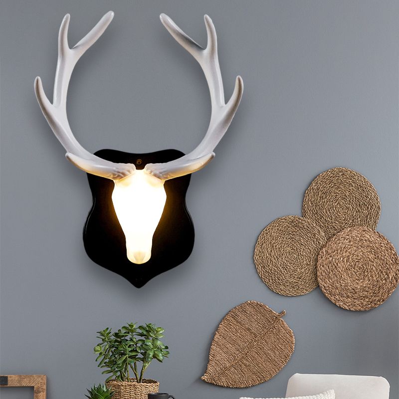 Lámpara de pared de ciervos LED país de resina blanca/azul lámpara de apliques para sala de estar con asta blanca/negra