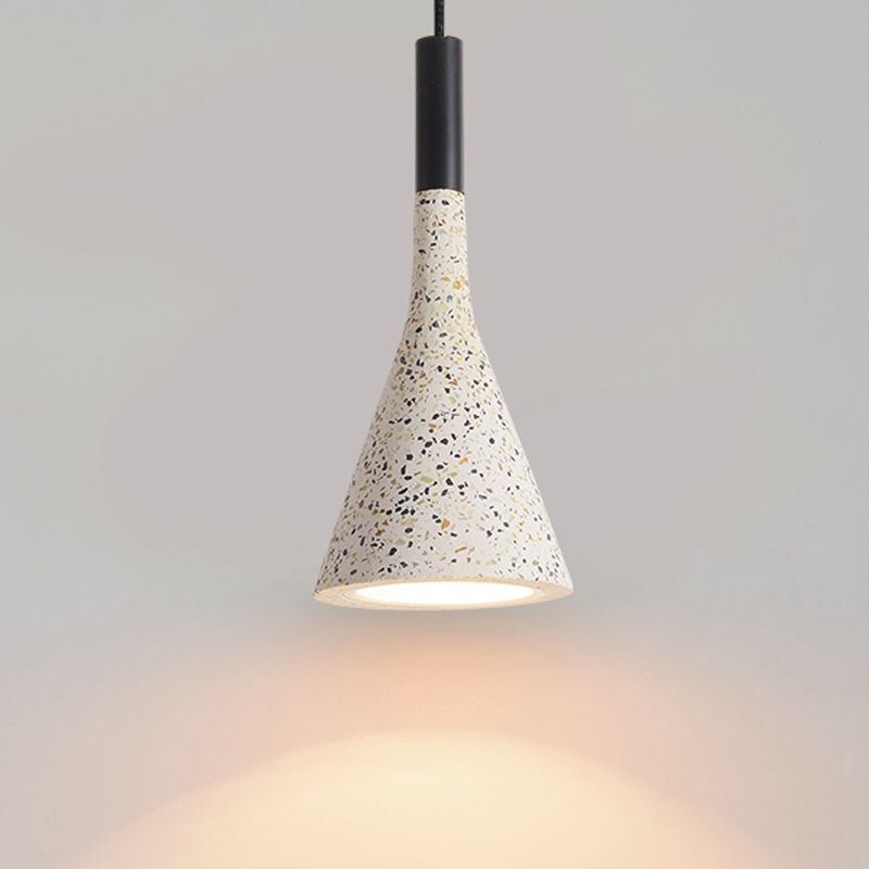 Funzione illuminazione a sospensione ombreggiata in terrazzo in stile minimalista a soffitto appeso in bianco